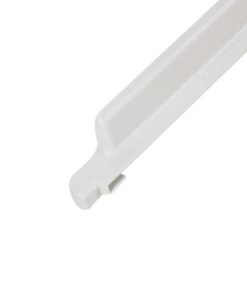 Jääkaapin lasihyllyn takalistan kiinnityskoukku lähikuvassa