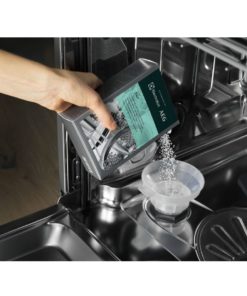 Electrolux astianpesukonesuola kaadetaan astianpesukoneen suolasäiliöön