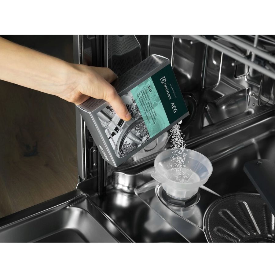 Electrolux astianpesukonesuola kaadetaan astianpesukoneen suolasäiliöön