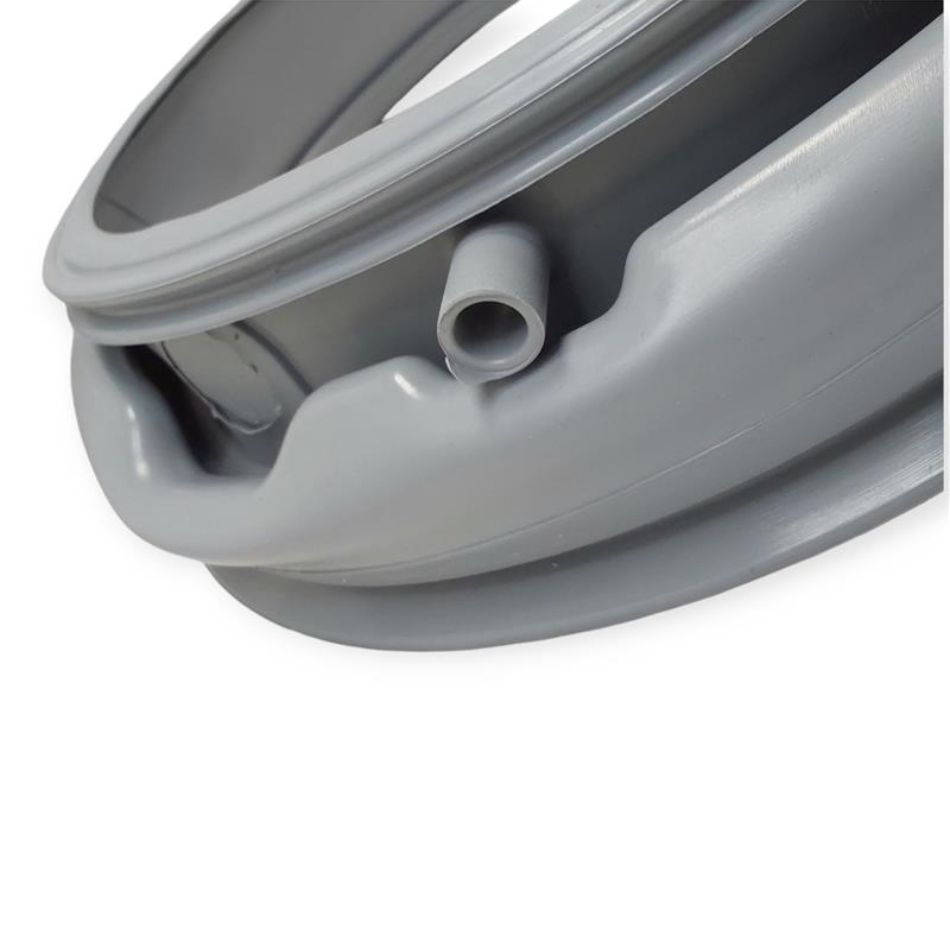 Harmaa pesukoneen kauluskumi poistoputkella