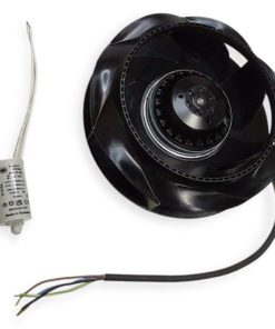 Vallox poistoilmapuhallin ja mukana oleva kondensaattori valkoisella taustalla